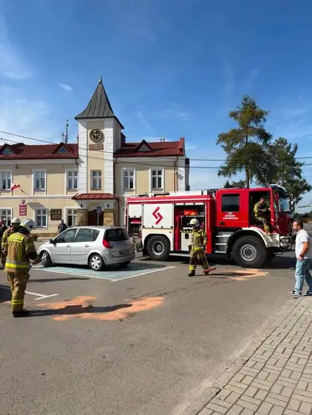 Plama oleju na drodze w Baranowie Sandomierskim – interwencja OSP