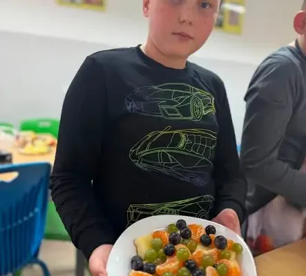 Witaminowy zawrót głowy w klasie 4! Uczniowie z Grębowa przygotowali sałatki owocowe