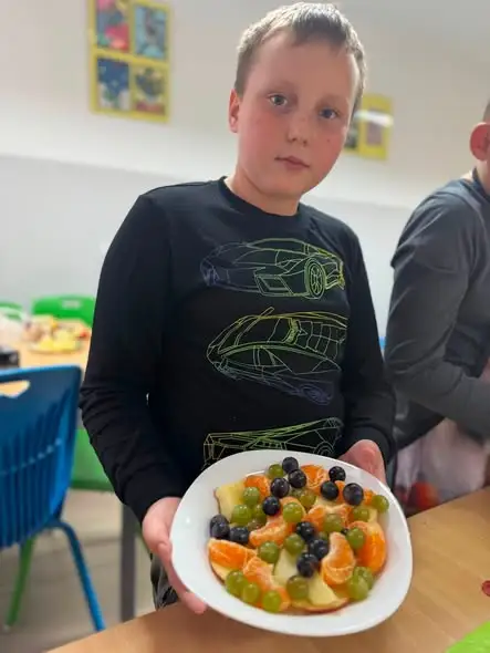Witaminowy zawrót głowy w klasie 4! Uczniowie z Grębowa przygotowali sałatki owocowe