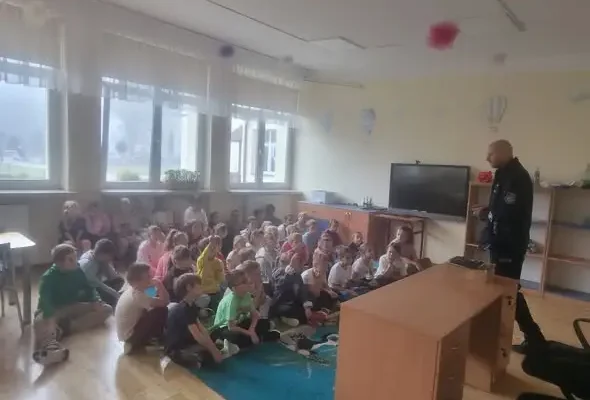 Policjant uczył uczniów w Baranowie Sandomierskim, jak bezpiecznie dotrzeć do szkoły