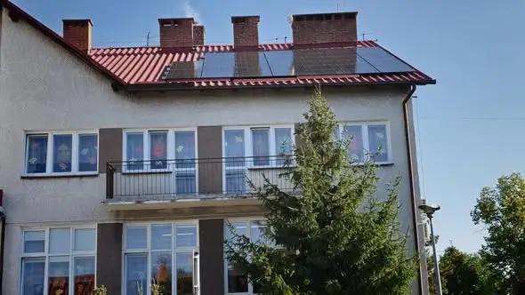 Grębów: Przedszkole z własną energią – zakończono montaż fotowoltaiki i magazynu energii