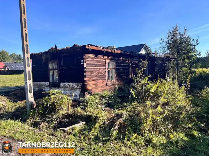 Nocny pożar drewnianego domu w Skopaniu. Strażacy walczyli z ogniem przez kilka godzin