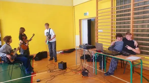 Szkolne talenty muzyczne – nowa ekipa gitarzystów w ZSR Tarnobrzeg