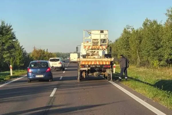 Uwaga kierowcy! Fragmenty ogumienia na DW871 między Grębowem a Jeziórkiem