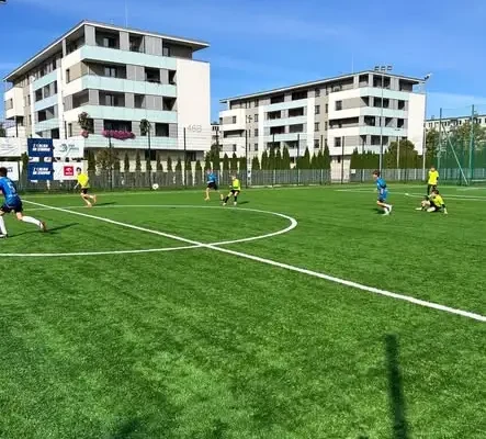 Młodzi piłkarze z Tarnobrzega nie zwalniają tempa – awans wywalczony w Stalowej Woli