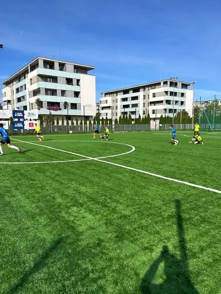 Młodzi piłkarze z Tarnobrzega nie zwalniają tempa – awans wywalczony w Stalowej Woli