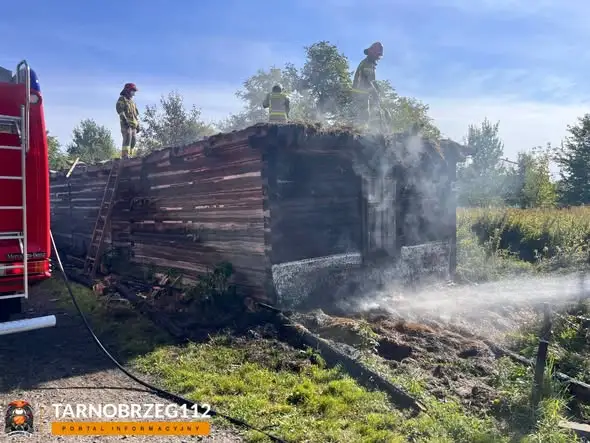 Skopanie: pożar pustostanu odżył. Strażacy ponownie w akcji
