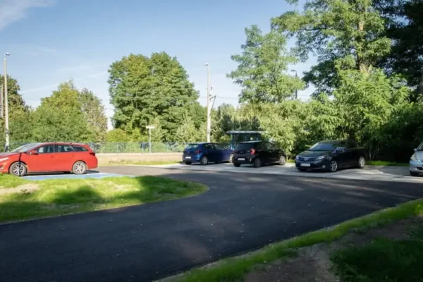 Nowy parking przy przystanku PKP w Jadachach już gotowy