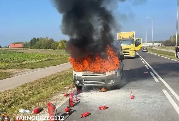 Pożar samochodu na obwodnicy Tarnobrzega – szybka reakcja świadków zapobiegła tragedii