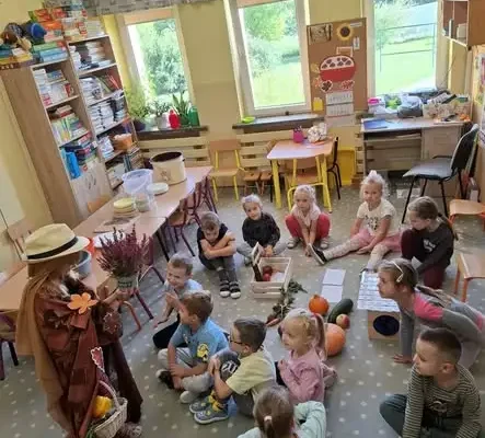 Przedszkolaki z Wielozmysłowego Świata Jesieni – sensoryczny projekt w placówce