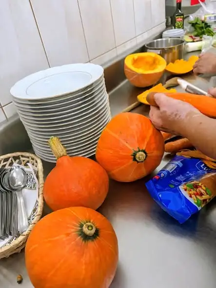 Seniorzy z Grębowa gotowali razem zupę dyniową