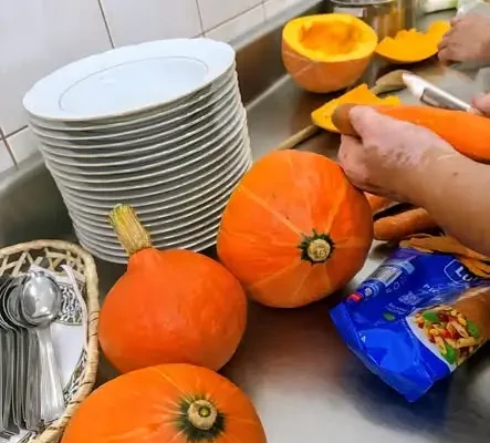 Seniorzy z Grębowa gotowali razem zupę dyniową