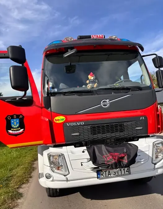 Starszy mężczyzna utknął na dachu garażu w Gorzycach – interwencja strażaków