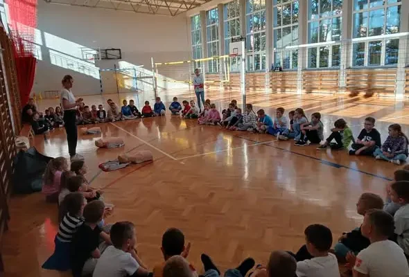 Pierwszaki i drugoklasiści z Gorzyc uczą się ratować życie