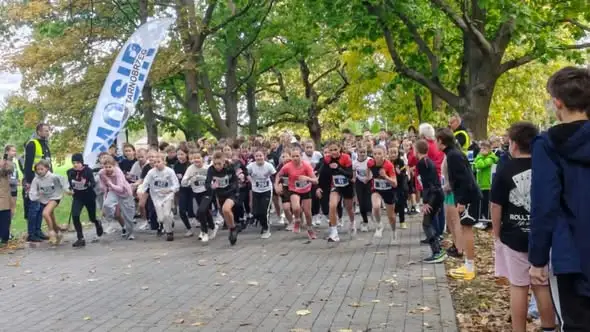 Młodzi biegacze ze Szkoły Podstawowej nr 10 w Tarnobrzegu na 48. Biegu Nadwiślańskim