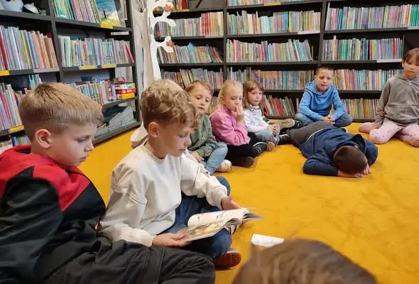 Noc Bibliotek w Baranowie: czytanie, kreatywne warsztaty i kino dla najmłodszych