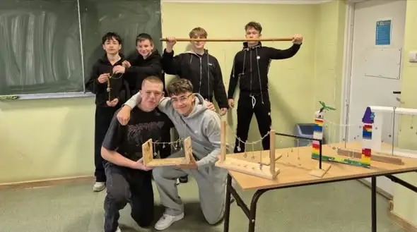 Fizyka w praktyce: uczniowie z Grębowa zbudowali modele rezonansu mechanicznego