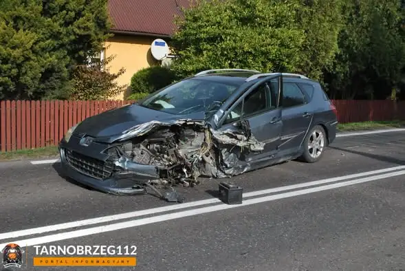 Kolizja na DW 985 w Skopaniu. Peugeot zjechał na przeciwległy pas