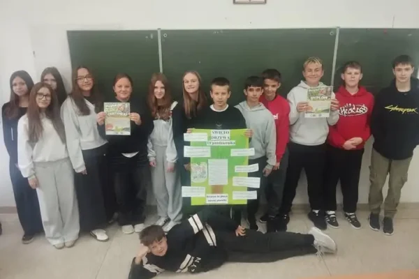 Uczniowie klasy VII „b” włączyli się w ogólnopolską akcję „Przytul się do drzewa”