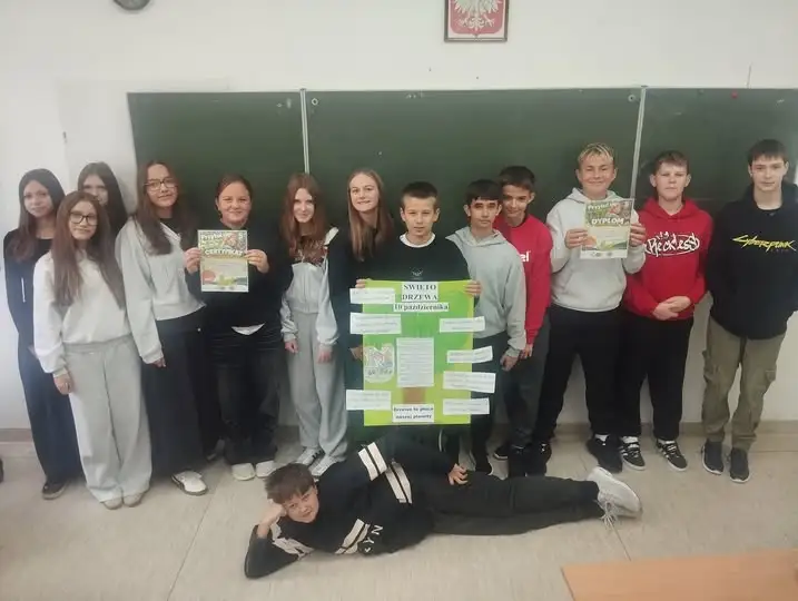 Uczniowie klasy VII „b” włączyli się w ogólnopolską akcję „Przytul się do drzewa”