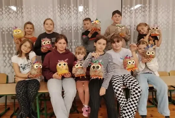 Jesienne sowy powstały na zajęciach w Placówce w Krawcach