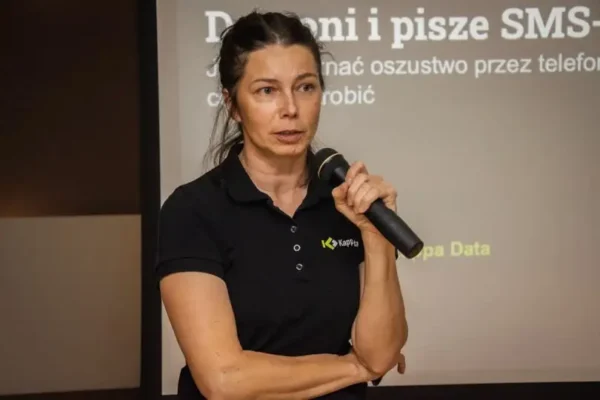 Bezpieczeństwo przy herbacie – nowodębscy seniorzy zdobywali praktyczną wiedzę