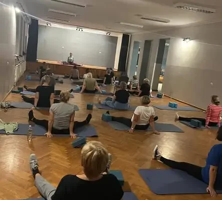 Seniorzy ze Stali ćwiczą pod okiem Małgorzaty – zajęcia ruchowe w Domu Kultury