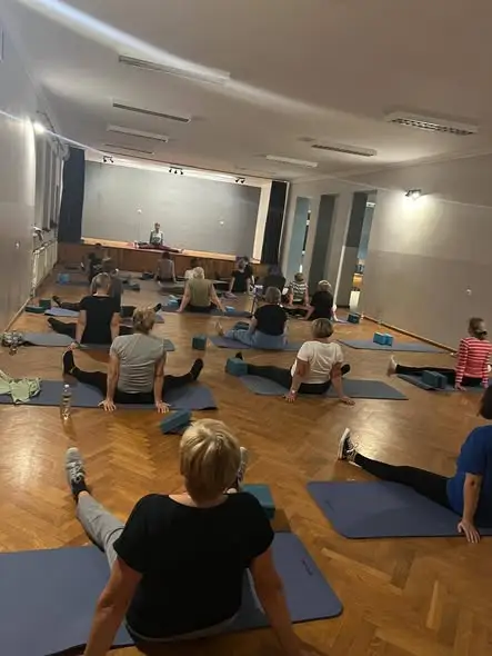 Seniorzy ze Stali ćwiczą pod okiem Małgorzaty – zajęcia ruchowe w Domu Kultury