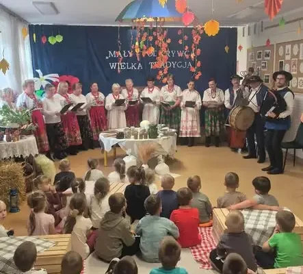 Wydrzowianie uczyli przedszkolaki z Grębowa dawnych wiejskich tradycji