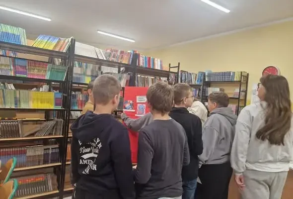 Uczniowie z Baranowa Sandomierskiego łączą sztuczną inteligencję z wyobraźnią na zajęciach bibliotecznych