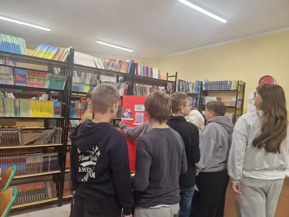 Uczniowie z Baranowa Sandomierskiego łączą sztuczną inteligencję z wyobraźnią na zajęciach bibliotecznych