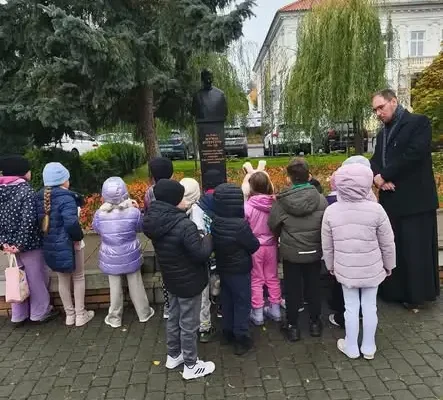 Uczniowie klas pierwszych oddali hołd założycielowi szkół
