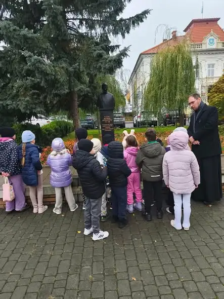 Uczniowie klas pierwszych oddali hołd założycielowi szkół