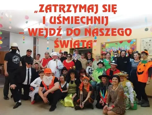 Nowa Dęba: wystawa „Zatrzymaj się i uśmiechnij” – 27 lat historii ŚDS w kadrach